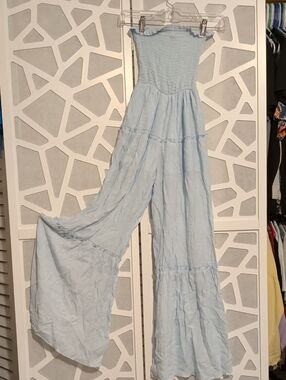 Discreet Light Blue Strapless Wide-Leg Romper with Smocked Bodice